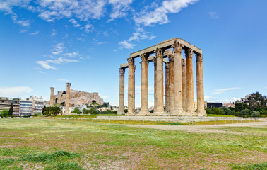 Fototapeta na wymiar Świątynia Zeusa Olimpijskiego, Akropol w tle, Ateny, Grecja