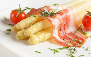 white asparagus served with ham