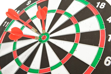 Trois fl&eacute;chettes au centre de la cible