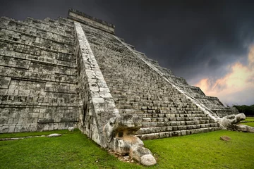 Meubelstickers Storm at Kukulkan pyramid in Chichen Itza, Mexico © Patryk Kosmider