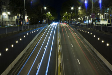 Tráfico urbano nocturno