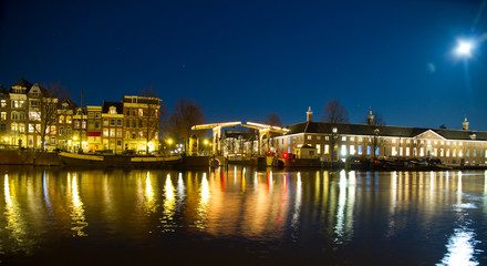 Fototapeta na wymiar amsterdam bridge by night