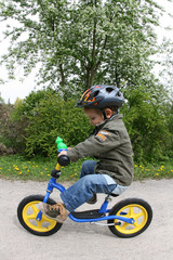 junge beim laufradfahren