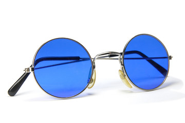 Kreisrunde blaue Sonnenbrille