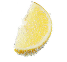 slice of lemon in the water with bubbles