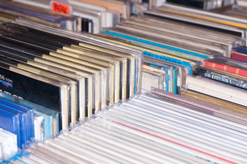 Libros y discos en un mercadillo de venta de segunda mano, feria del libro, feria de discos