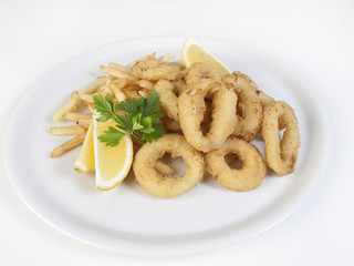 Calamares rebozados sobre plato blanco redondo vista desde arriba