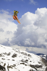 Naklejka na ściany i meble latający narciarz na górach, w pochmurne niebo