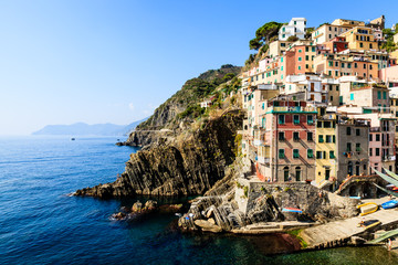 Fototapeta na wymiar Port w Wiosce Riomaggiore w Cinque Terre, Włochy