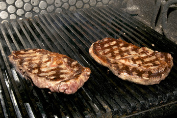 стеки на гриле