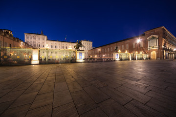 Fototapeta na wymiar Pałac Królewski w Turynie nocą - Piazza Castello