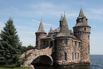 Fototapeta na wymiar starożytny kamienny zamek z fosą i Boldt most