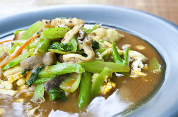 vegetarian thai food : stired noodle in creamy gravy sauce