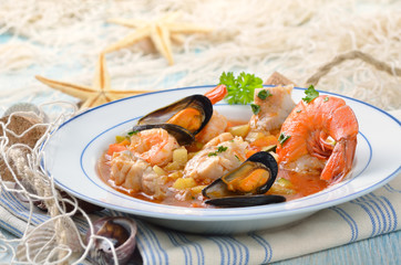 Fischsuppe mit Fischfilet, Muscheln, Garnelen