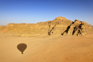 Fototapeta na wymiar Cień balonem nad pustynią Wadi Rum