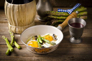 Spargel mit Spiegelei überbacken