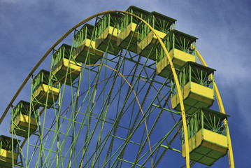 Ferris wheel in greens