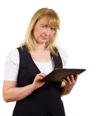 skeptische Frau mit Tablet in der Hand