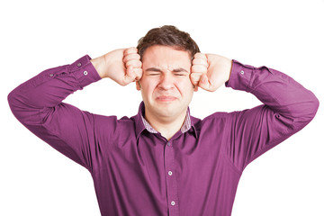 Mann mit Kopfschmerzen