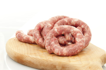 salsiccia arrotolata sul tagliere