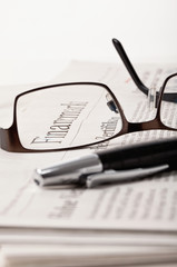 newspaper vs. glasses_2