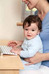 Fototapeta na wymiar Dziecko i matka przy użyciu komputera