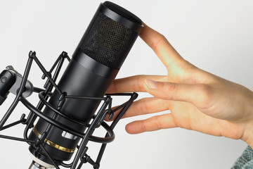 Studio microphone with hand