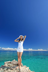 コマカ島の海辺で寛ぐ女性