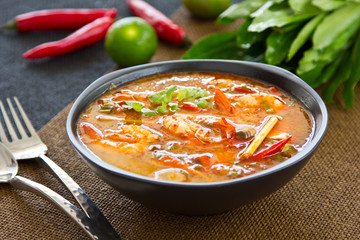 Sour and Spicy soup [Thai's Tomyum kung ]