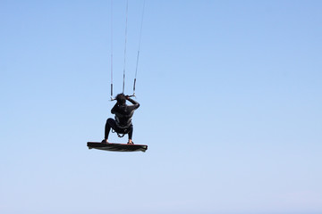 un homme en kitesurf