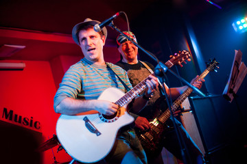 Obraz premium musician plays a guitar