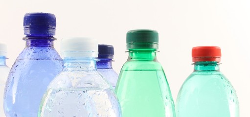 Particolare di bottiglia in plastica acqua minerale