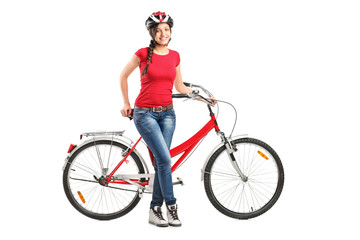 Obraz na płótnie Canvas Uśmiechnięta kobieta stwarzających obok roweru