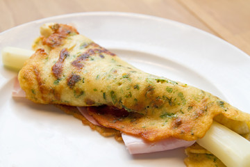 Spargel mit Pfannkuchen