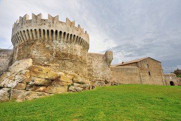 Populonia, Toscana, Italia  - Castello e  mura