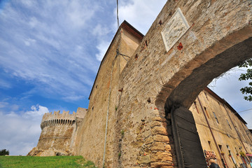 Populonia, Toscana - Castello e  ingresso nelle mura