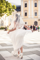 Fototapeta na wymiar Braut tanzt vor der Kirche