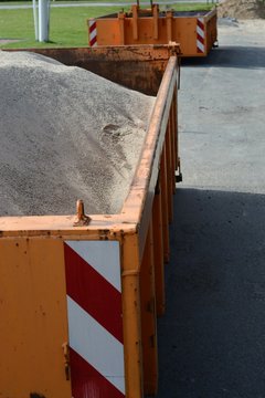 Absetzcontainer mit Baumaterial