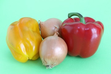 peperoni e cipolle su sfondo verde