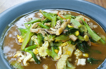 vegetarian thai food : stirred noodle in creamy gravy sauce