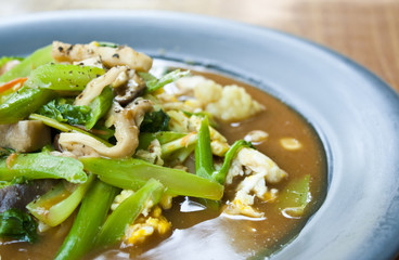 vegetarian thai food : stired noodle in creamy gravy sauce