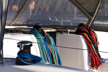 Corde in barca a vela