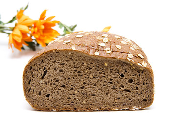 Malzkornbrot mit Blumenzweig