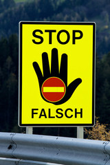 Verkehrszeichen Stop/Falsch
