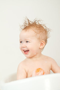 baby beim baden