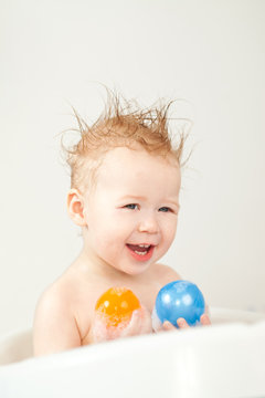 baby beim baden