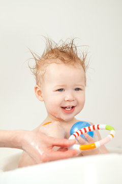 baby beim baden
