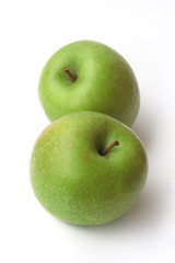due mele verdi_sfondo bianco