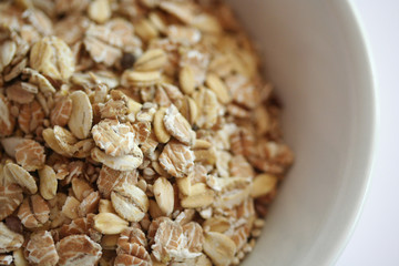 ciotola di cereali su sfondo bianco