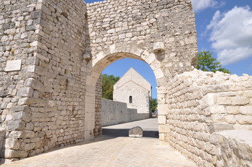 Stadttor und Kirche in Nin, Kroatien